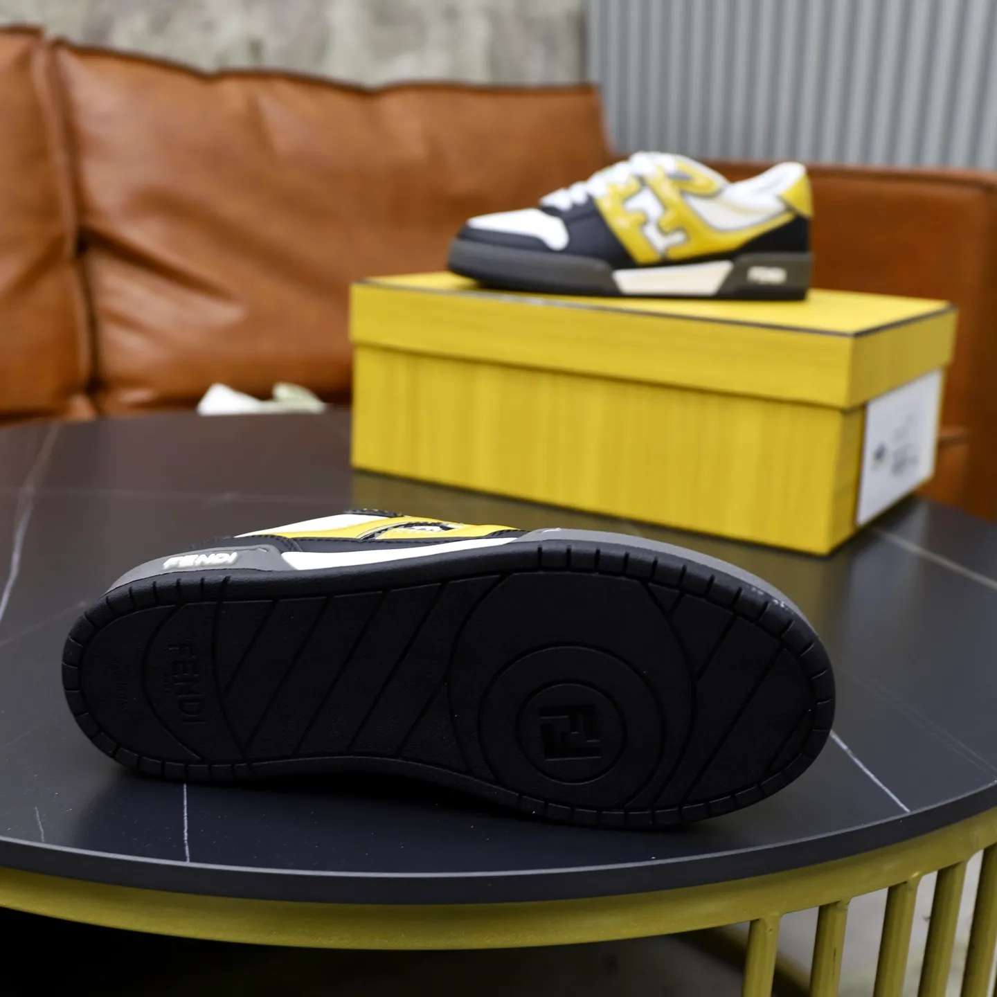 Ex-factory price: 640🔥Couple model (top original order) Brand: FENDI Size: 35-44 (customized for men 38 and 45) Grade: original order quality High version Material: Imported original cowhide stitching ➕ High-quality and comfortable lining Original TPU lightweight anti-slip outsole Style category: Travel fashion casual shoes Versatile trend
